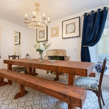 בית נופש Irish Pub With Hot Tub That Sleeps 19