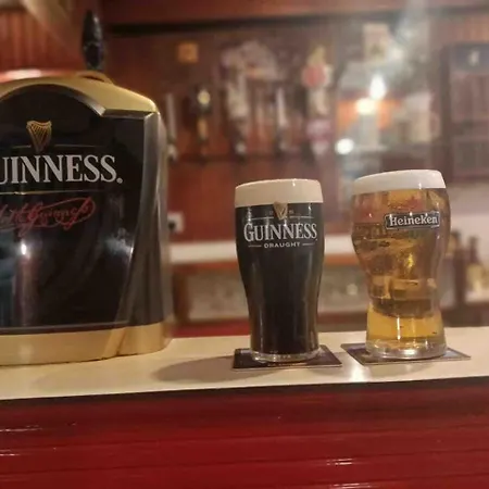 בית נופש Irish Pub With Hot Tub That Sleeps 19 קילורגלין