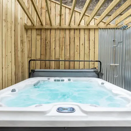 Irish Pub With Hot Tub That Sleeps 19 *