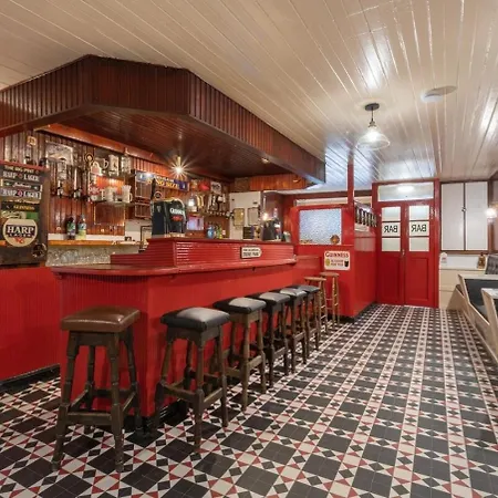 Irish Pub With Hot Tub That Sleeps 19