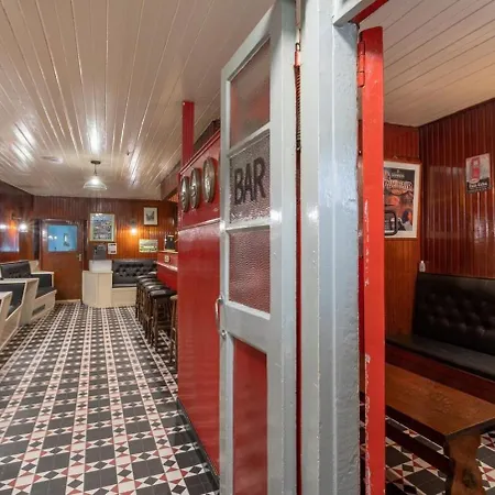 Irish Pub With Hot Tub That Sleeps 19 בית נופש