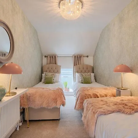 Irish Pub With Hot Tub That Sleeps 19 別荘