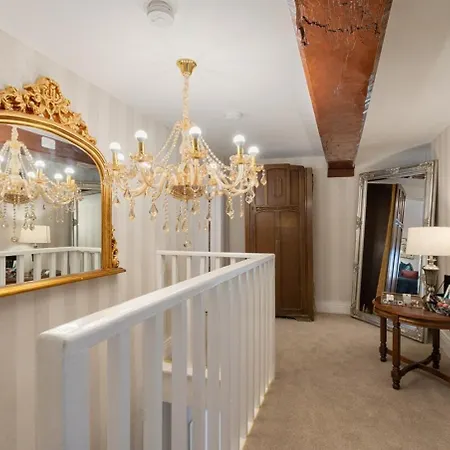 Irish Pub With Hot Tub That Sleeps 19 別荘 *