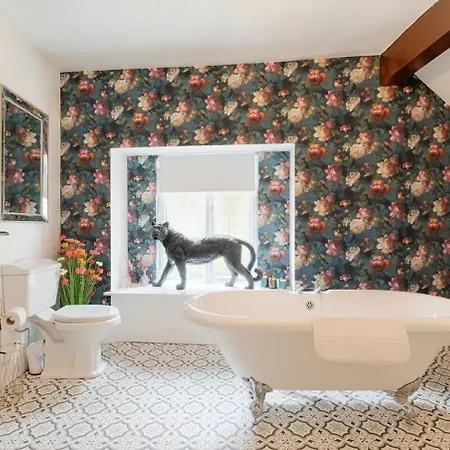 Irish Pub With Hot Tub That Sleeps 19 * キローグリン