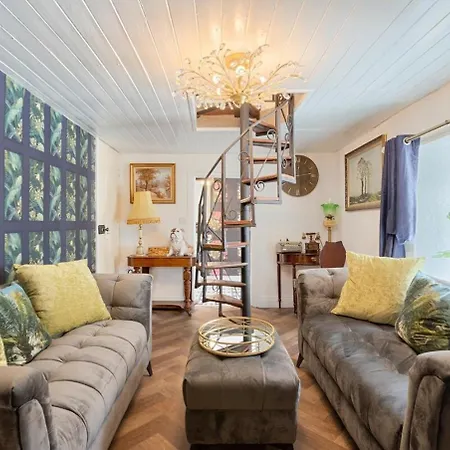 Irish Pub With Hot Tub That Sleeps 19