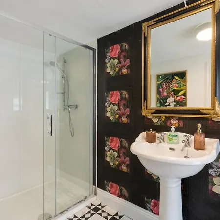 Irish Pub With Hot Tub That Sleeps 19 別荘