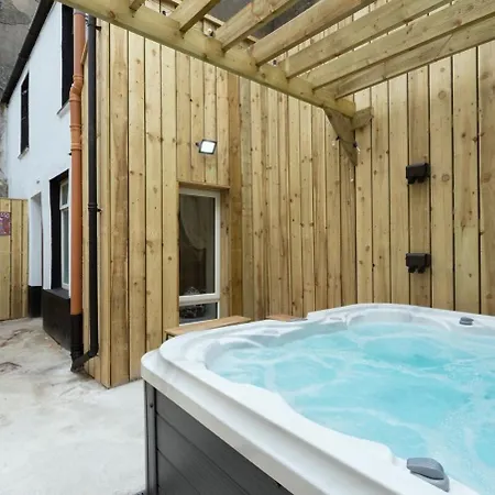 בית נופש Irish Pub With Hot Tub That Sleeps 19