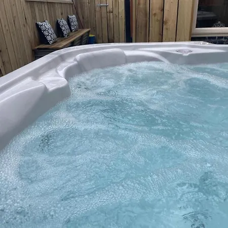 Irish Pub With Hot Tub That Sleeps 19 別荘 *