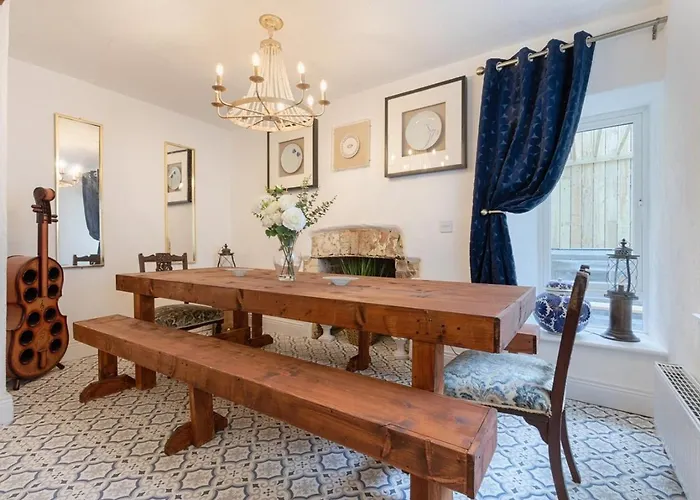 Дом отдыха Irish Pub With Hot Tub That Sleeps 19