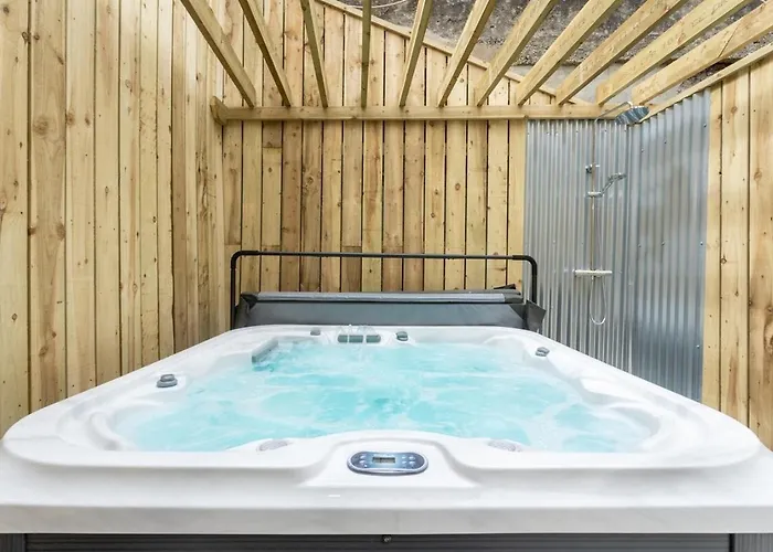 Irish Pub With Hot Tub That Sleeps 19 *