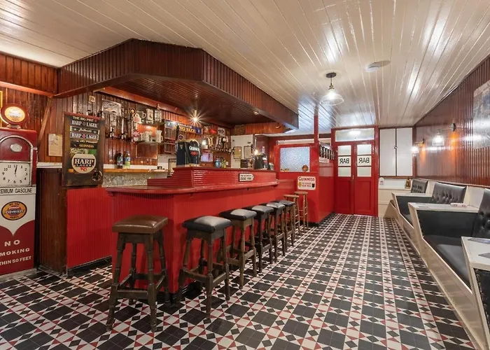 Irish Pub With Hot Tub That Sleeps 19