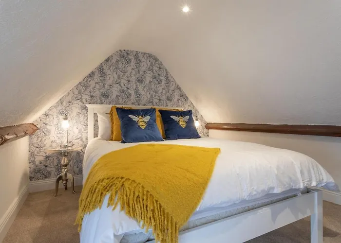 Dom wakacyjny Irish Pub With Hot Tub That Sleeps 19