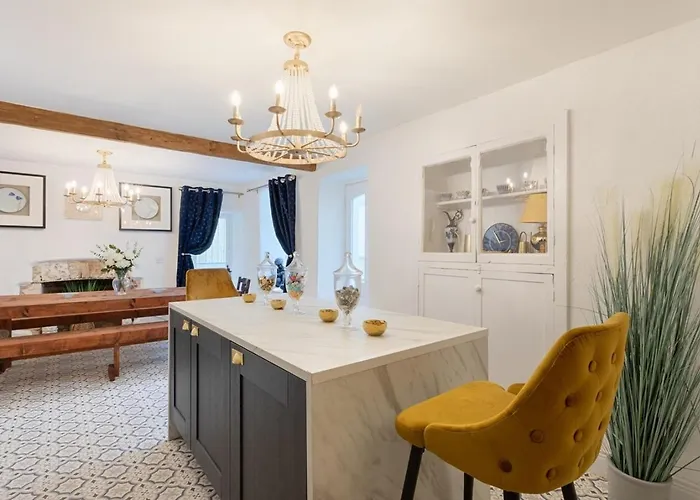 Дом отдыха Irish Pub With Hot Tub That Sleeps 19 Киллорглин