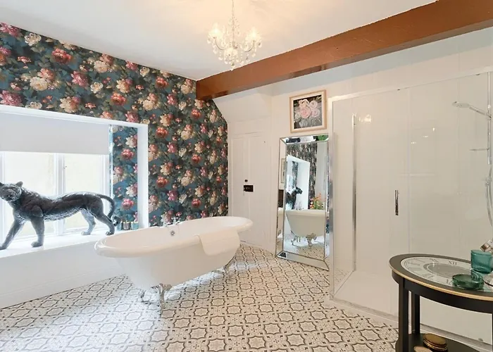 Irish Pub With Hot Tub That Sleeps 19 *