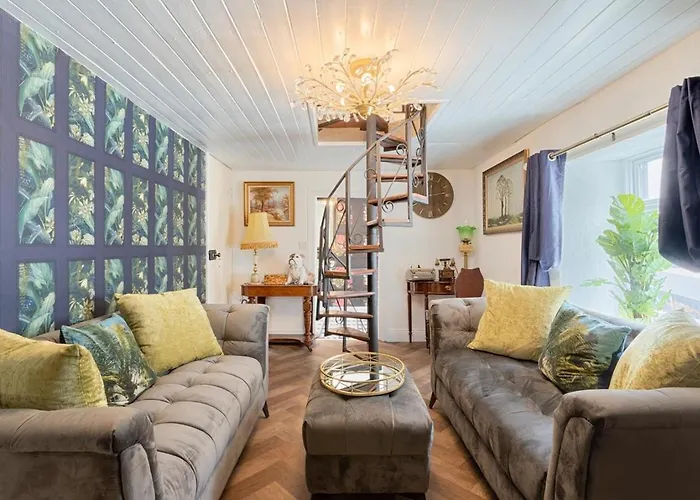 Irish Pub With Hot Tub That Sleeps 19