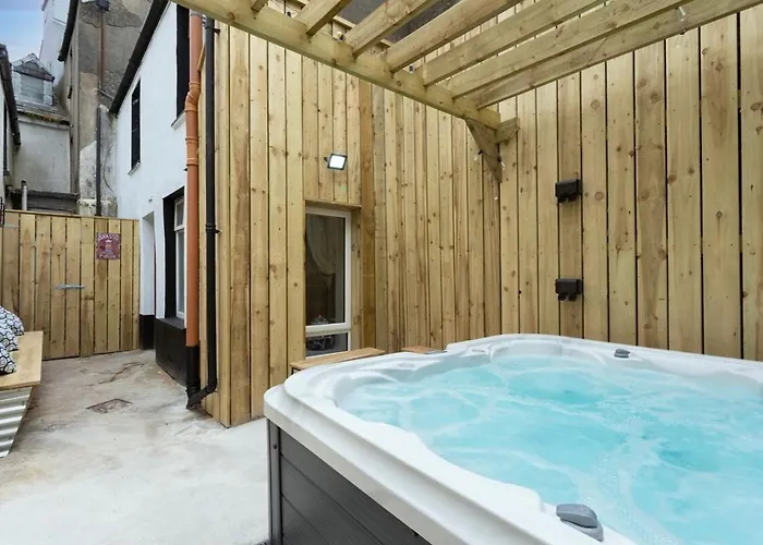 Dom wakacyjny Irish Pub With Hot Tub That Sleeps 19